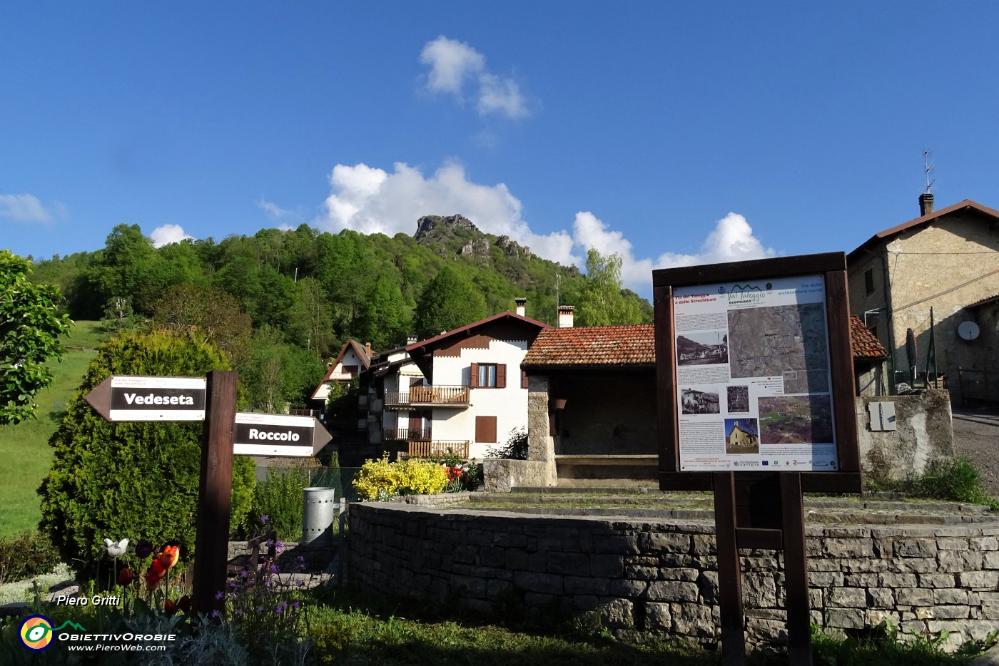 11 Reggetto di Vedesta , segnaletica nella piazzetta con vista in Corno Zuccone.JPG -                                